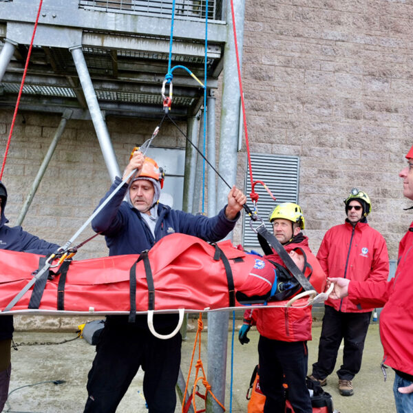 Moving the stretcher from horizontal to vertical
